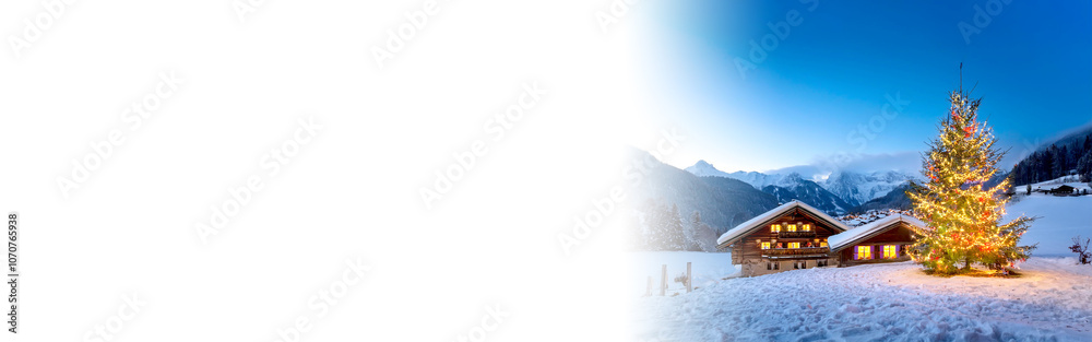 Holzhaus mit Weihnachtsbaum in Winterlandschaft Holzhaus mit Weihnachtsbaum in Winterlandschaft