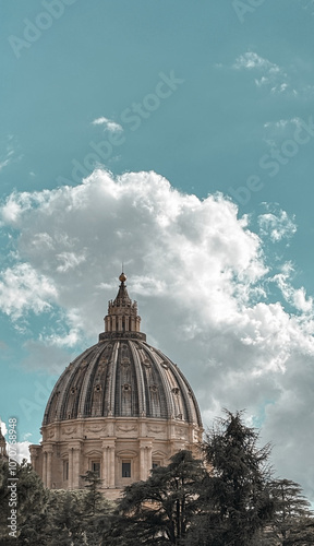 Dome du Vatican sur ciel bleu