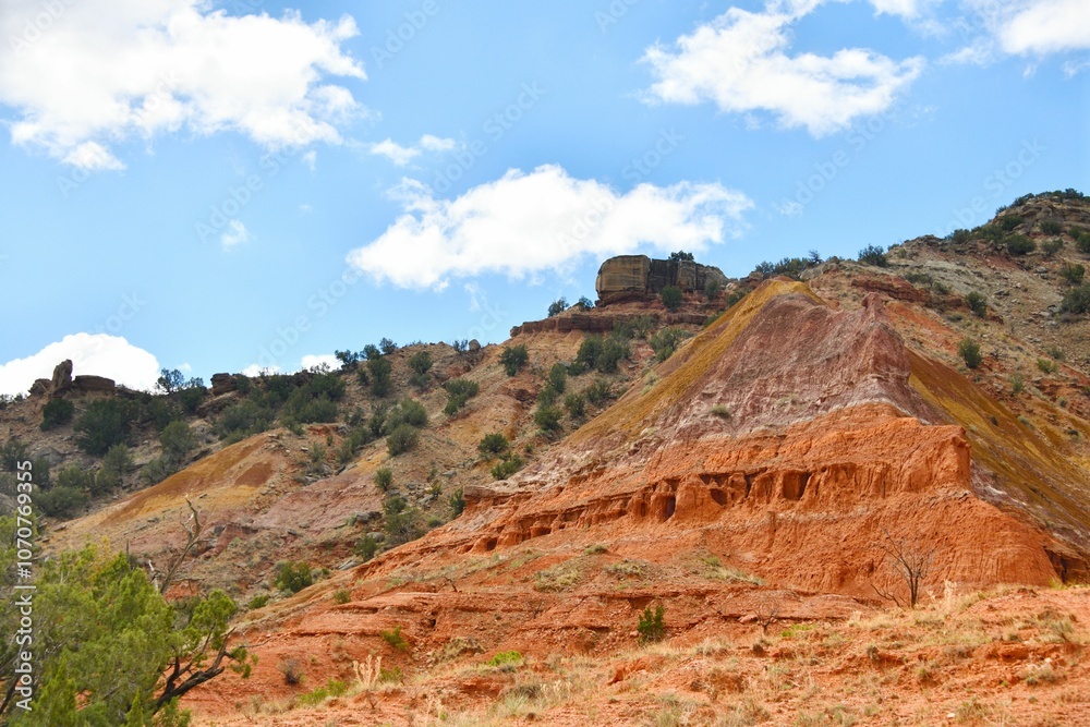 Obraz premium The Juniper-Sunflower-Roho trails on a sunny day in Palo Duro Canyon State Park, Texas, USA