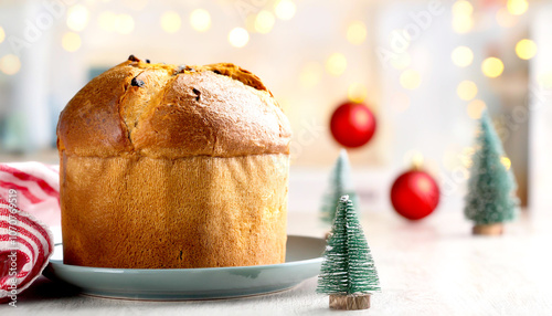 Panettone, italienische Kuchen, vor weihnachtlicher Küche 