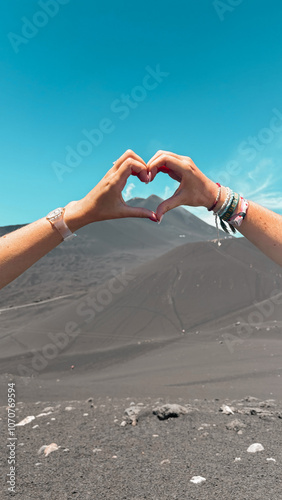 Mains formant un coeur sur le haut de l'Etna