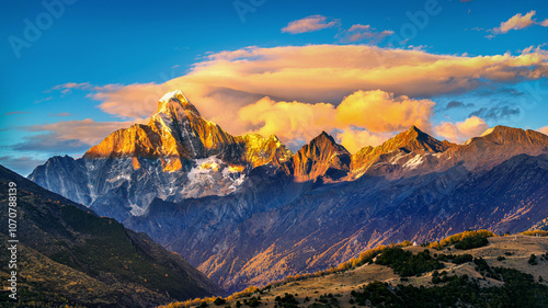 Fotografía Aerial view of Siguniangshan at sunset, Sichuan in China.