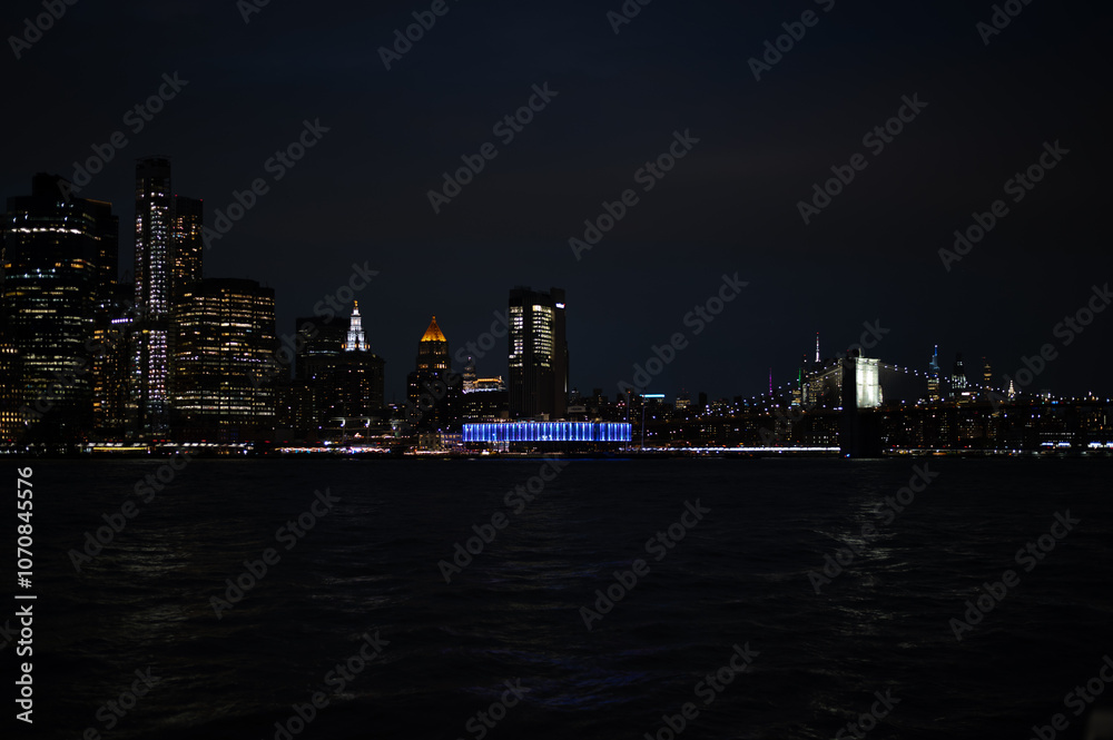 Fototapeta premium Pier 17 und Brooklyn Bridge bei nacht