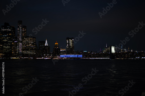 Pier 17 und Brooklyn Bridge bei nacht