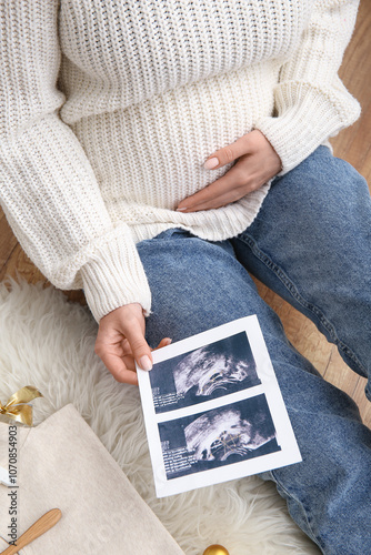 Pregnant woman with sonogra...