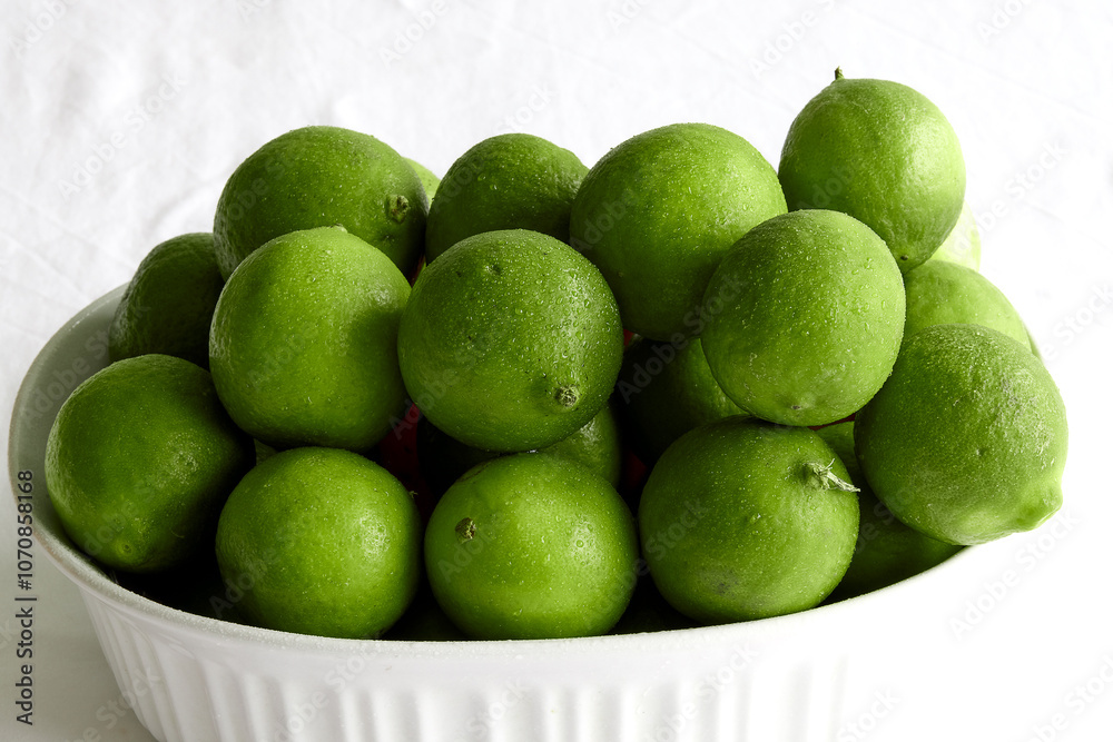 Lemons are well-known for their high vitamin C content. On average, one medium-sized lemon (about 58 grams) contains approximately 30-40 milligrams of vitamin C. Lemons are well-known for their high vitamin C content. On average, one medium-sized lemon (about 58 grams) contains approximately 30-40 milligrams of vitamin C.