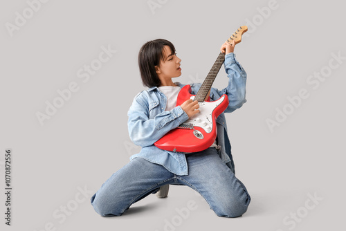 Cool young woman playing el...