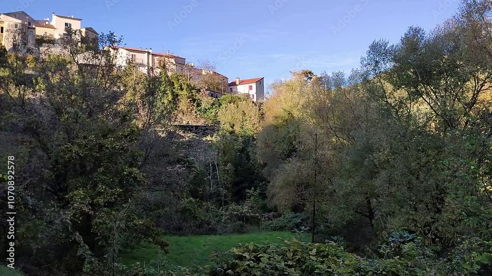 Carpinone - Scorcio del borgo dalla stradina per le cascate Carpinone - Scorcio del borgo dalla stradina per le cascate