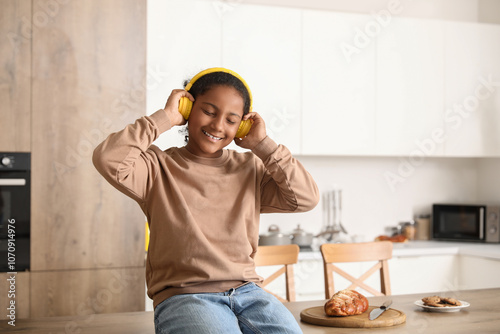 Smiling African-American gi...