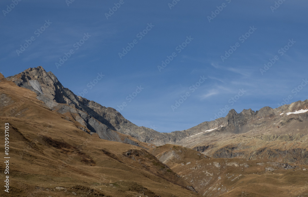 sommets surplombant la vallée des glaciers dans le beaufortain, col du tondu, mont tondu, pointe des lanchettes et alpages