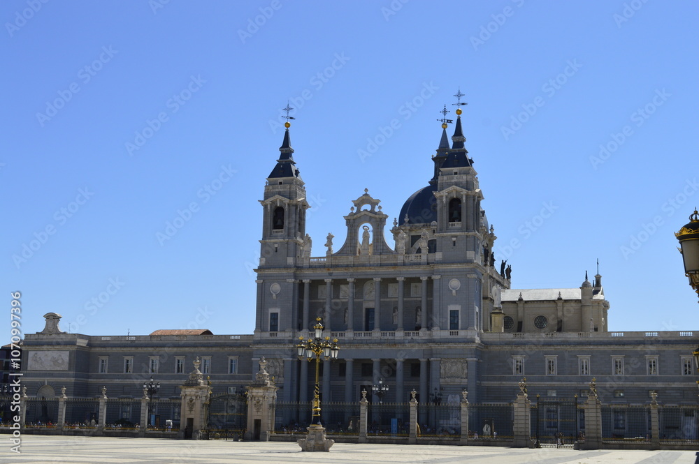 Fototapeta premium Catedral de Santa Maria La Real de la Almudena em Madrid na Espanha