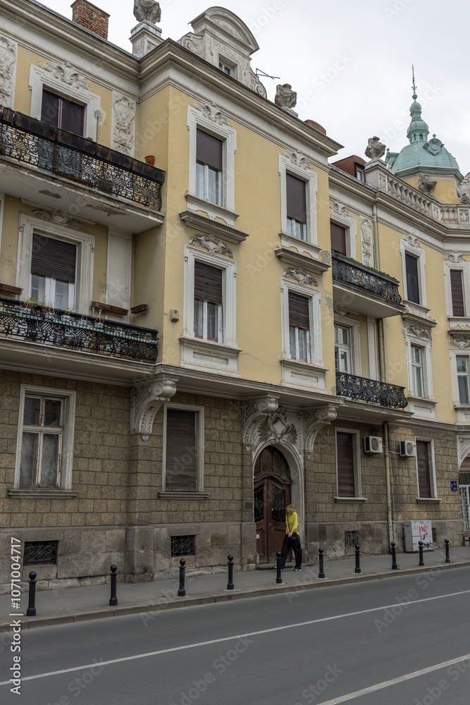 Obraz premium Yellow building with a green dome on top