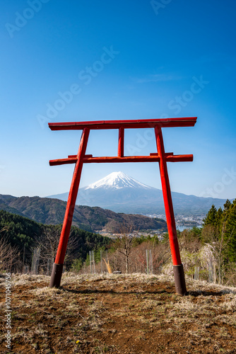 河口浅間神社 天空の鳥居と富士山　山梨県南都留郡富士河口湖町
