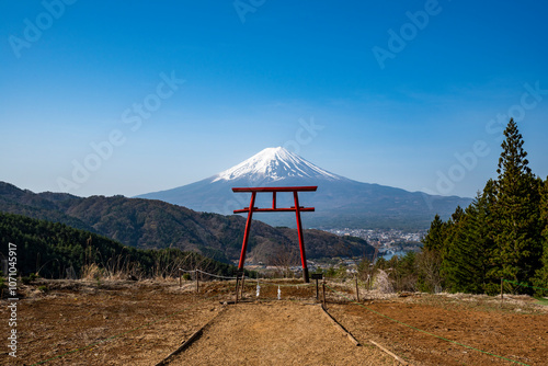 河口浅間神社 天空の鳥居と富士山　山梨県南都留郡富士河口湖町