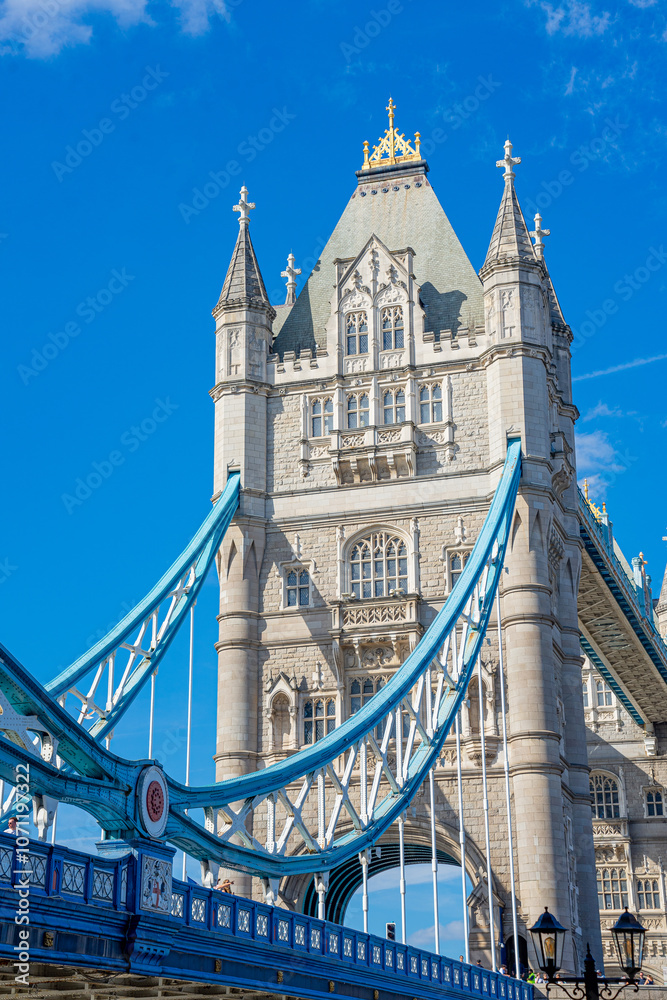 Obraz premium Tower Bridge under the River Thames, movement of cars and people during a sunny summer day, London.UK.