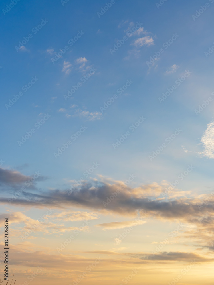 Obraz premium 秋の日の朝焼けと青空45