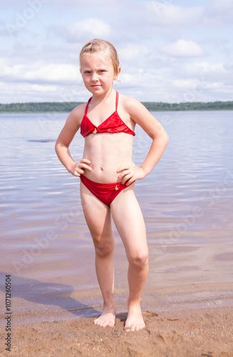 On a hot summer day, a child is relaxing on the lake. A girl on the beach.