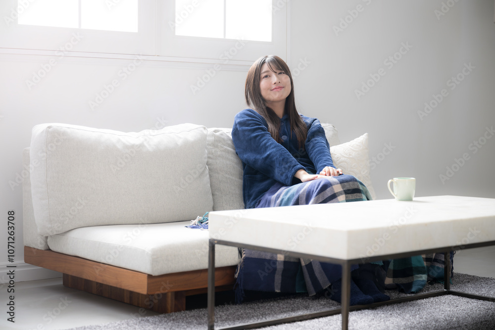 朝のリビングで見上げるくつろぐ冬のかわいいパジャマの笑顔の女性 広角 朝のリビングで見上げるくつろぐ冬のかわいいパジャマの笑顔の女性 広角