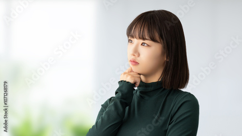 Photos 考えごとをする若い女性・ビジネスウーマン