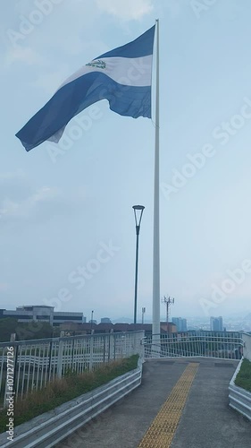 La bandera de El Salvador está ondeando
