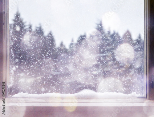 窓から覗くキラキラ輝く雪景色　降り積もる雪と森の風景太陽の光と反射　クリスマス・冬・寒い風景