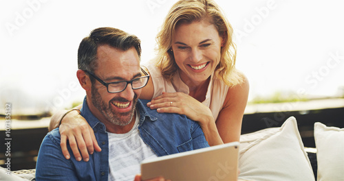 Φωτογραφία Tablet, relax and mature couple in home planning romantic vacation, holiday or getaway together