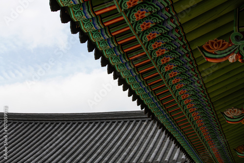 roof and eaves in the Buddhist temple building photo