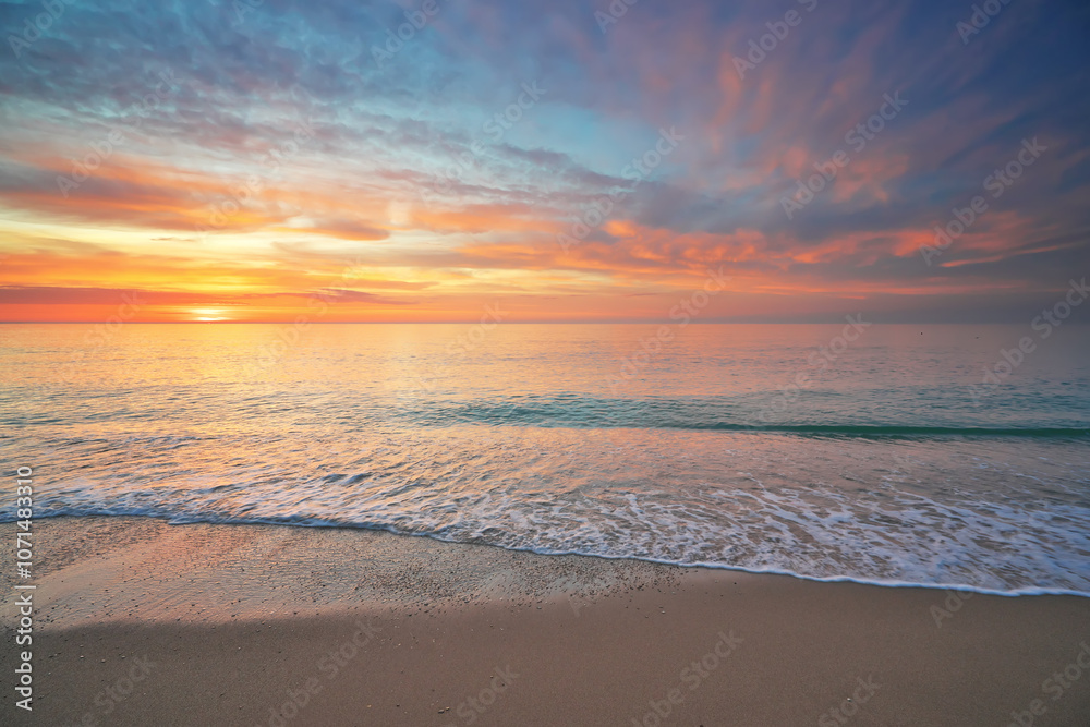 Obraz premium Sandy seashore at sunset