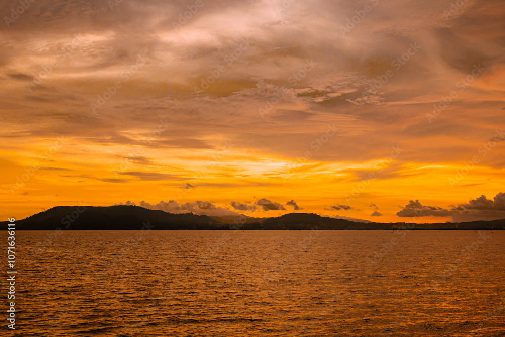 Obraz premium Sunset with dramatic clouds on tropical beach