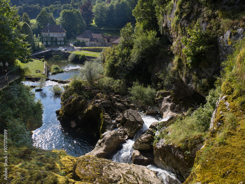 Pertes de l'Ain est le nom donné à un lieu situé sur la commune de Bourg-de-Sirod dans le massif du Jura, où l'Ain s'engouffre dans une gorge très étroite avec cascades impressionnantes photo