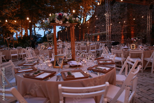 Obraz na płótnie Romantic seaside wedding reception with twinkling lights and white floral centerpieces w salonie