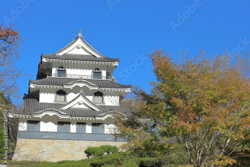 岐阜県揖斐川町藤橋の藤橋城と紅葉