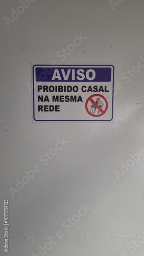 placa em barco de passageiros no rio amazonas escrito 