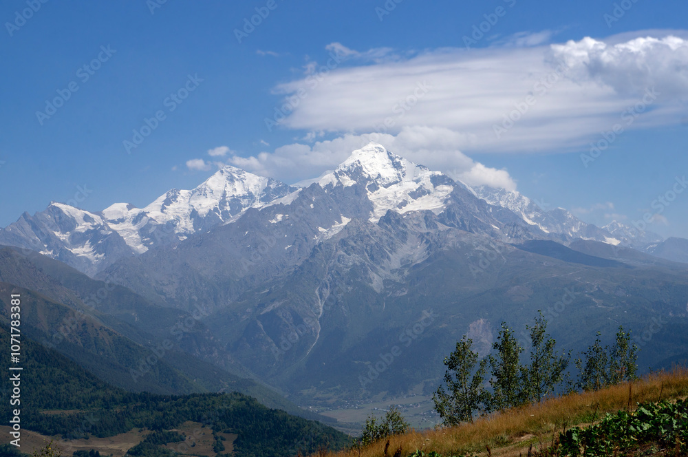 Obraz premium Beautiful clouds over the snowy mountain range in Svaneti, Gerogia.