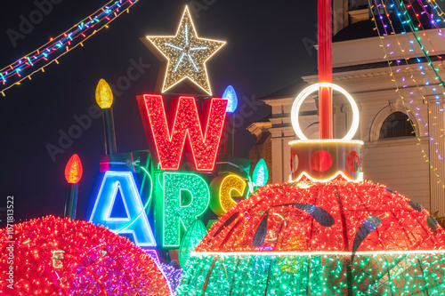 Iluminacja świąteczna na Warszawskiej Starówce. Plac Zamkowy ozdobiony iluminacją świąteczną bożonarodzeniową. photo