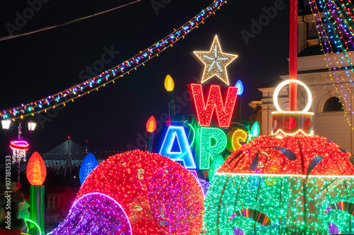 Iluminacja świąteczna na Warszawskiej Starówce. Plac Zamkowy ozdobiony iluminacją świąteczną bożonarodzeniową. photo