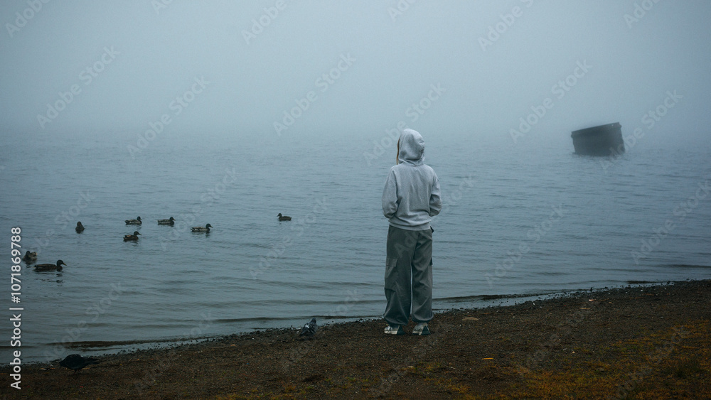 Obraz premium Girl on the shore of Lake Ladoga