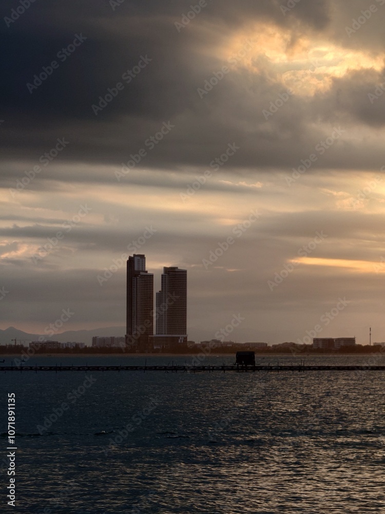 Obraz premium sunset over the city