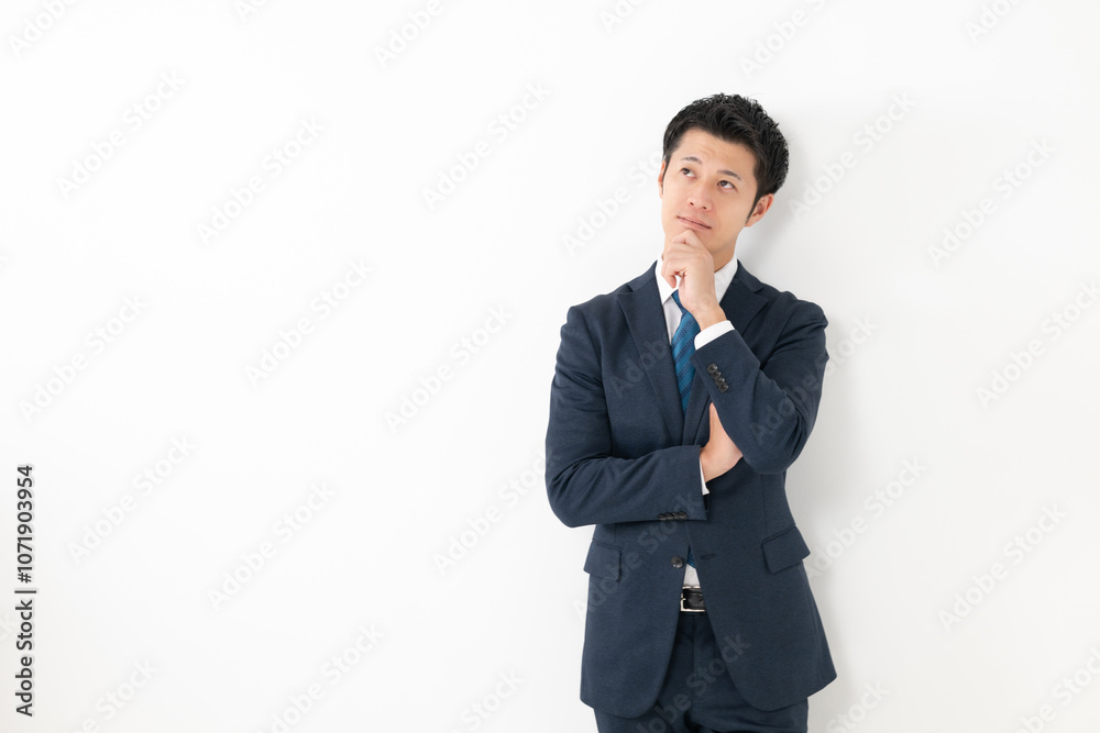 悩むビジネスマン 中年男性 悩むビジネスマン 中年男性