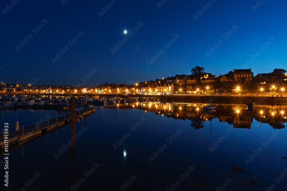 Port de Camaret à l'heure bleue, les reflets des voiliers illuminent la mer calme d’Iroise en automne. Port de Camaret à l'heure bleue, les reflets des voiliers illuminent la mer calme d’Iroise en automne.