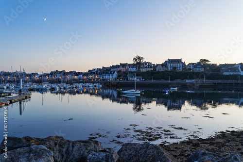 Automne au port de Camaret-sur-Mer, l’heure bleue enveloppe les bateaux ancrés, se reflétant sur la mer d’Iroise photo