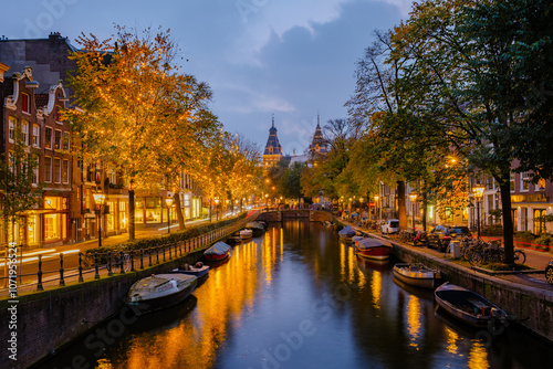 Bilde på lerret As twilight descends on Amsterdam, the charming canals reflect the golden hues of autumn trees