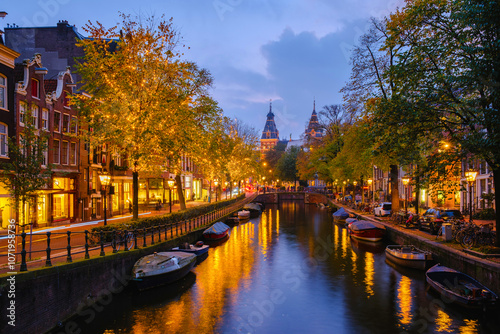 Fotografie Golden leaves frame the serene canals of Amsterdam as twilight descends, Amsterd