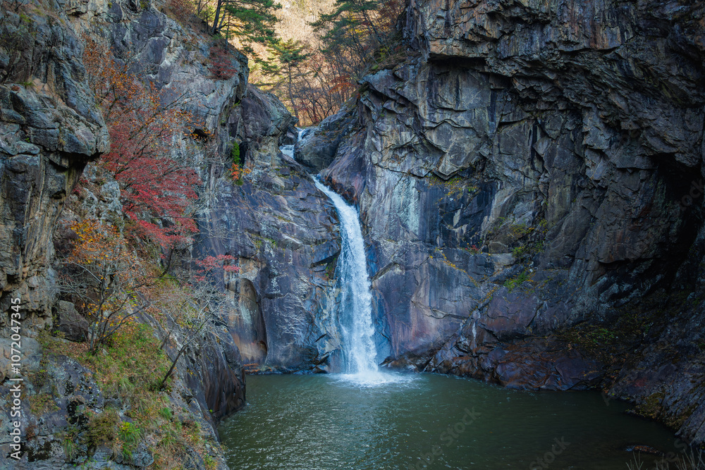 Naklejka premium Autumn scenery of Sambuyeon Falls, Myeongseong Mountain, South Korea