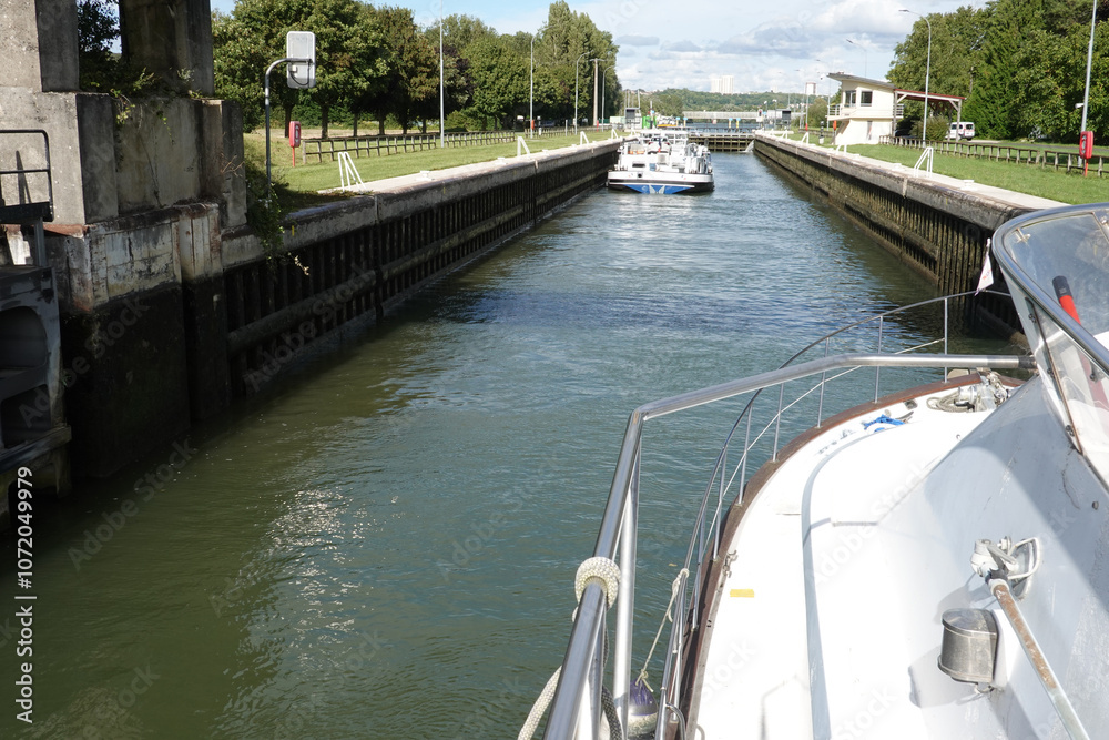 Passage d'une écluse sur la Seine en bateau Passage d'une écluse sur la Seine en bateau