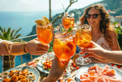 Un gruppo di amici si rilassa su una terrazza con vista sul mare, brindando con spritz e antipasti italiani