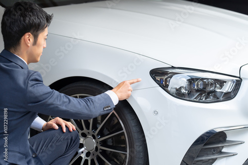 車をチェックする男性ビジネスマン photo