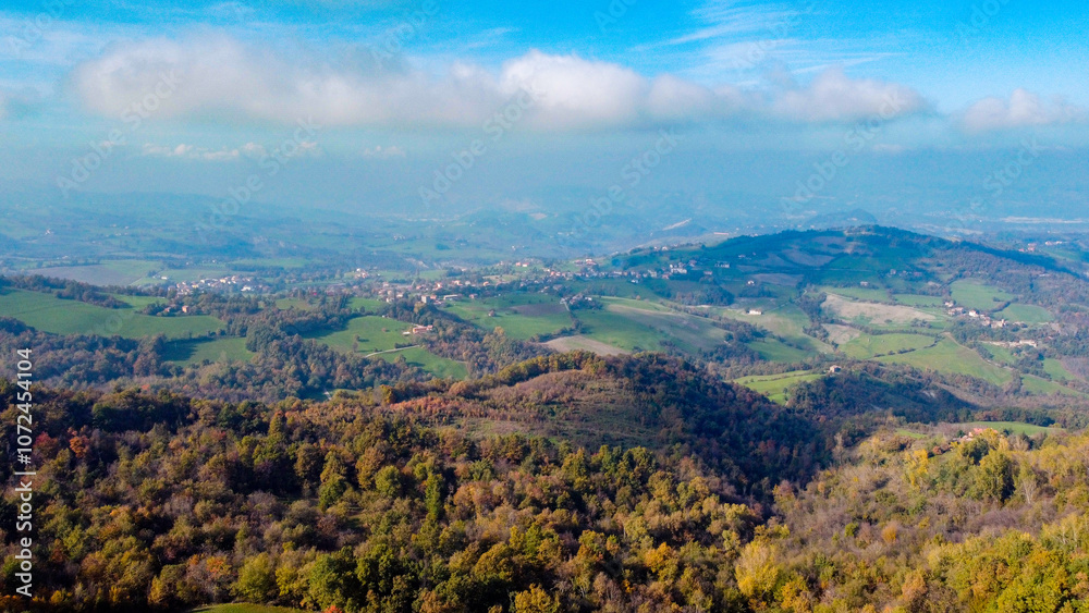 Vista aerea dei coloratissimi boschi e prati dell'Appennino modenese durante una soleggiata giornata d'autunno Vista aerea dei coloratissimi boschi e prati dell'Appennino modenese durante una soleggiata giornata d'autunno
