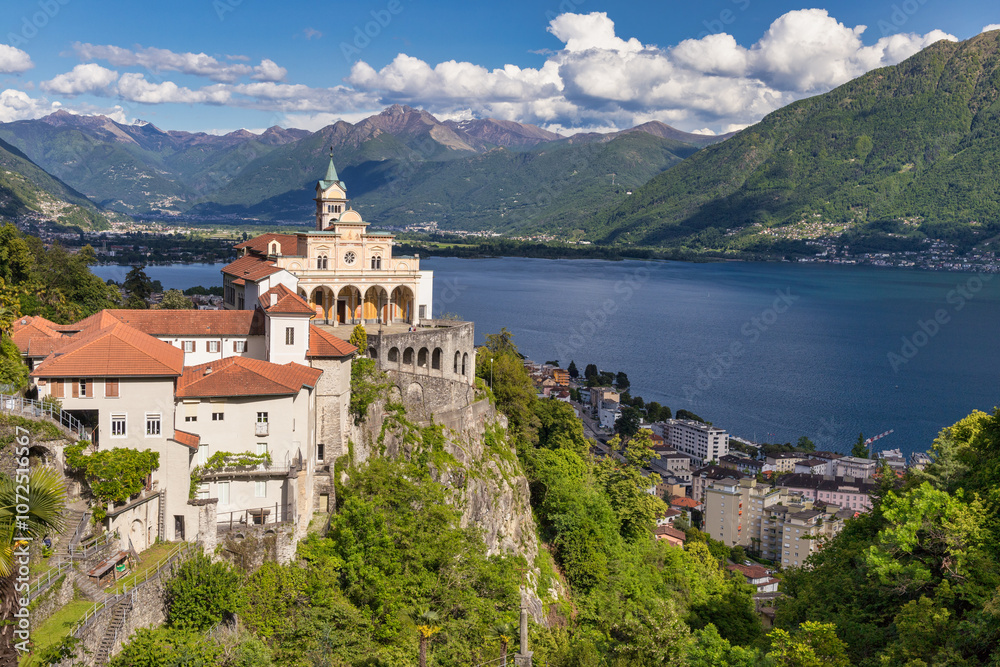 Fototapeta premium Locarno im Tessin mit Madonna del Sasso und Lago Maggiore