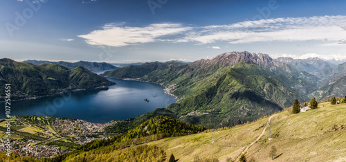 Lago Maggiore mit Locarno und Ascona im Tessiner Frühling, gesehen von der Cardada